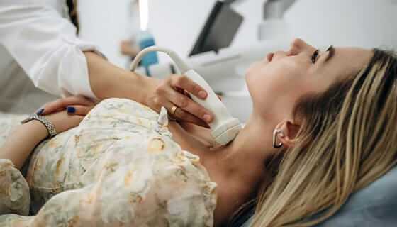 Badanie USG tarczycy u endokrynologa – diagnostyka w OpenMed